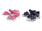 Zwei Paar rosa und blaue Sandalen für Kinder.