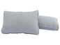 Zwei graue Kissen, geeignet für ein Sofa oder Bett.