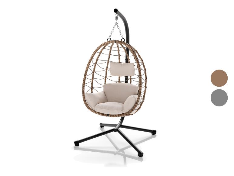 Geflochtener Eier-Hängesessel mit beigen Kissen und schwarzem Gestell.