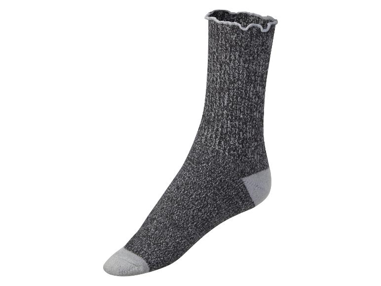 Ein Paar schwarze Socken mit gerippter Textur und einem gewellten oberen Rand.