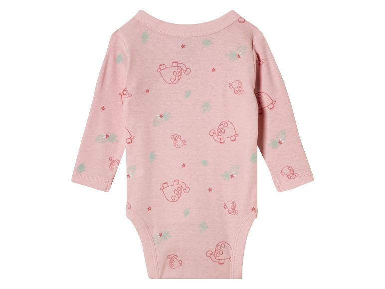 Ein rosa Baby-Body mit langen Ärmeln und Schildkröten-Muster.