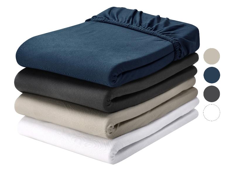 Gefaltete Bettlaken in verschiedenen Farben, mit Farbmustern.