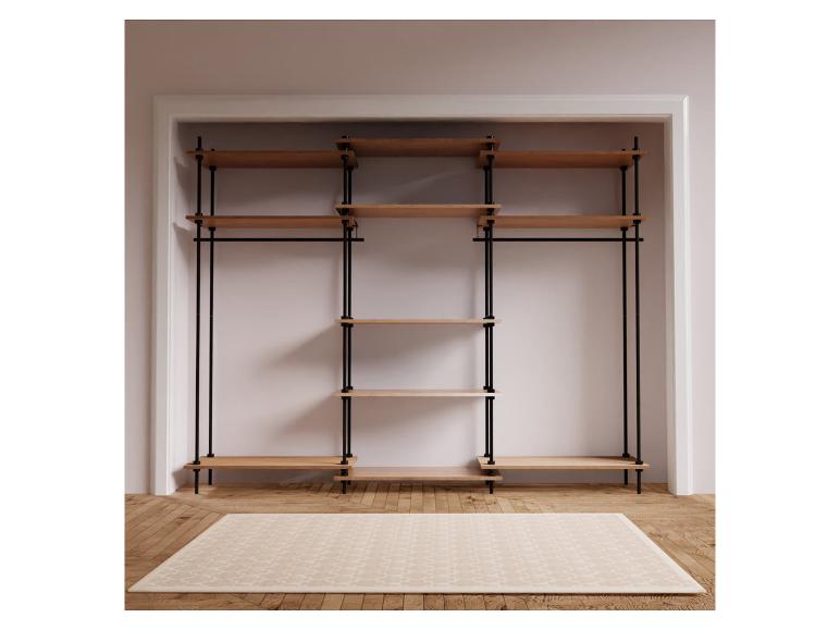 Holzregal- und Kleiderstangensystem in einem Schrank, mit beigem Teppich auf dem Boden.