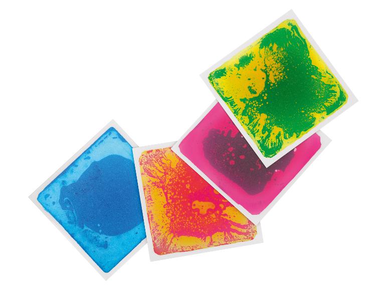 Vier bunte sensorische Bodenfliesen in Blau, Orange, Pink und Grün.