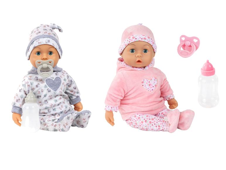 Zwei Babypuppen mit Schnullern, Flaschen und passenden Outfits.