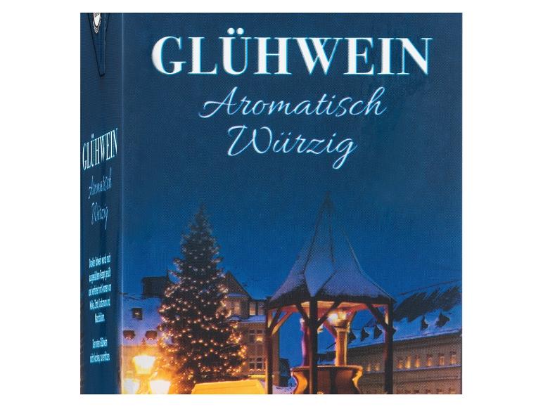 Glühwein mit aromatischem, würzigem Geschmack, Winterlandschaft mit Weihnachtsbaum und Brunnen