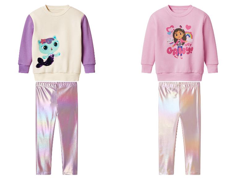 Zwei Kinder-Sweatshirt- und Leggings-Sets im Gabby's Dollhouse-Design.