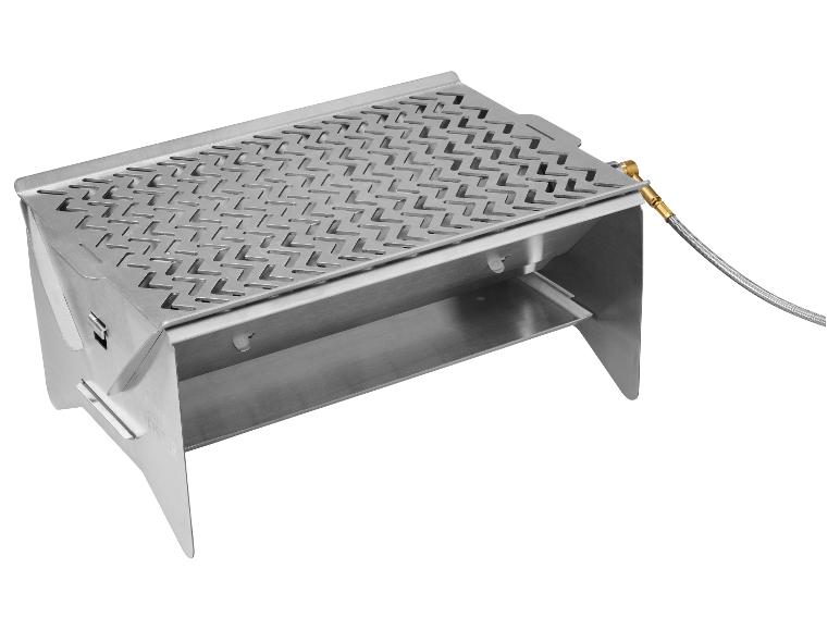 Silberner tragbarer Gasgrill mit Rost und angeschlossenem Schlauch.