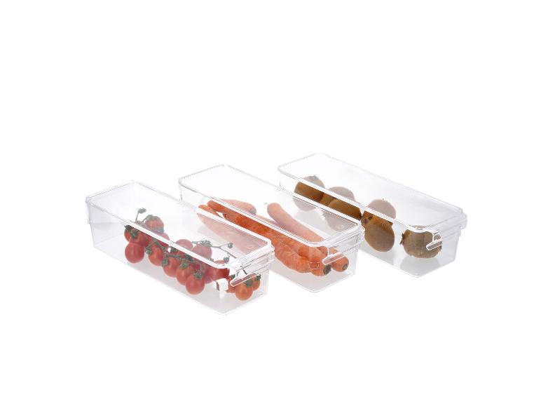 Drei durchsichtige Plastikbehälter mit Kirschtomaten, Karotten und Kiwis.
