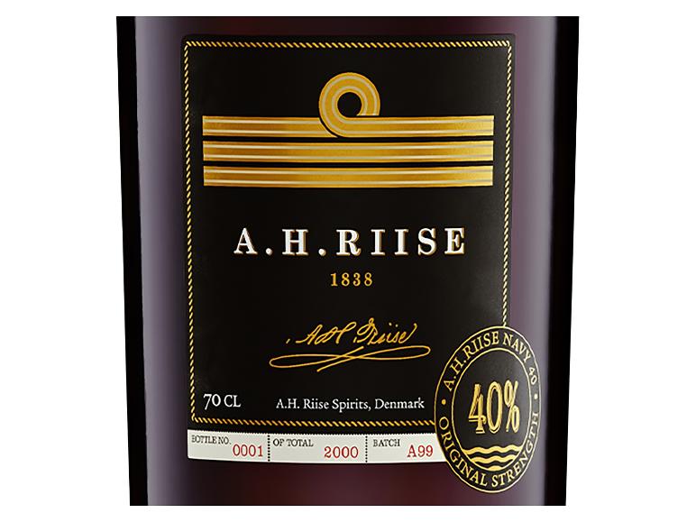 A.H. Riise Navy 40% Rumflasche mit schwarzem Etikett und goldenen Details.