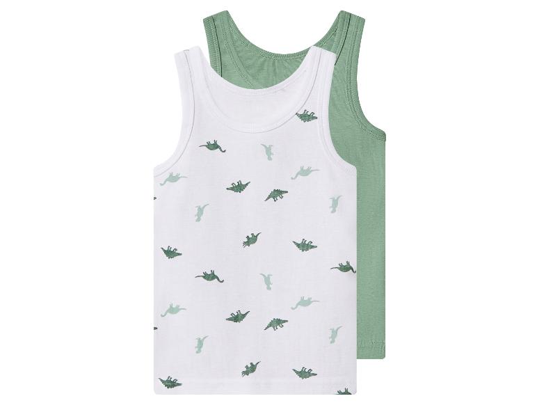 Zwei Kinderunterhemden, eines weiß mit grünen Dinosaurier-Prints und eines einfarbig grün.