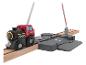 Holzspielzeugzug mit Bahnschranke und Gleisen.