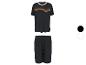 Schwarzes Sportset aus T-Shirt und Shorts, mit farbigen Streifen auf der Brust.