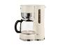 Klassische cremefarbene Filterkaffeemaschine.
