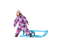 Lächelndes Kind im Blumen-Schneeanzug neben einem blauen Schlitten.