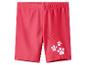 Rote Kinder-Badeshorts mit weißen Pfotenabdrücken.