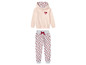 Ein rosa Hoodie und graue Jogginghose mit Herzchen-Print.
