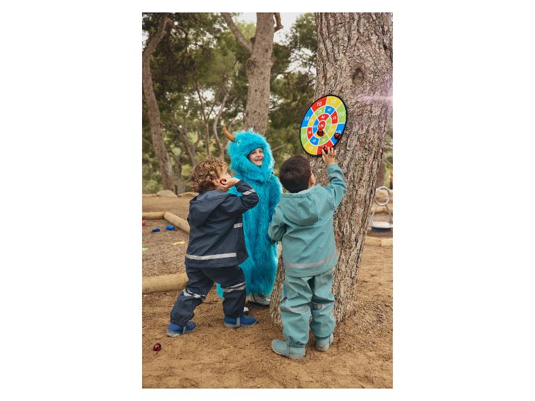 Drei Kinder spielen Dart im Park.