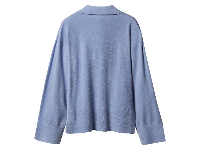 Hellblauer Langarm-Pullover mit Polokragen, von hinten gesehen.