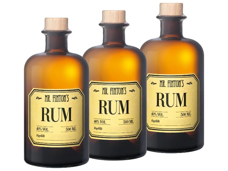 Drei bernsteinfarbene Rumflaschen mit Vintage-Etiketten, 40% Vol, 500 ml.