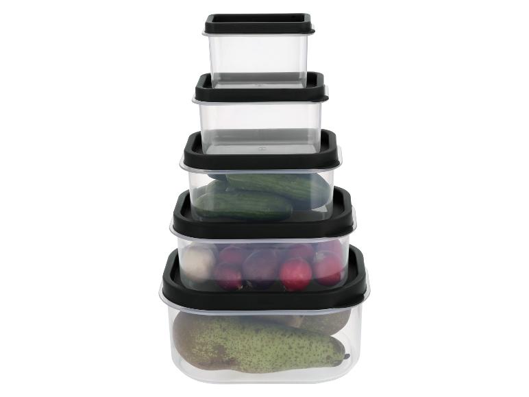 Transparente stapelbare Lebensmittelbehälter mit schwarzen Deckeln, gefüllt mit Gurken, Pflaumen und Birnen.