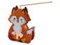 Papier-Fuchslaterne mit Herbstblättern, gehalten von einem Holzstab.