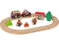 Holzeisenbahn-Set mit Feuerwehrautos, Feuerwache, Feuerwehrleuten und Bäumen.