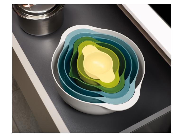 Set aus Rührschüsseln und Kochtöpfen in einer Küchenschublade.