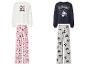 Zwei Pyjama-Sets: eines weiß mit Hello Kitty und My Melody, und eines marineblau mit Kuromi.