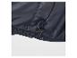 Detail einer marineblauen Jacke mit verstellbarem Kordelzug am Saum.