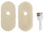 Zwei beige Massagepads mit Noppen und ein weißes USB-Ladekabel.