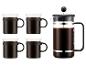 Eine French Press Kaffeemaschine und vier passende Kaffeetassen gefüllt mit Kaffee.