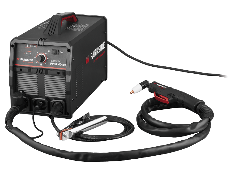 Plasmaschneider mit integriertem Kompressor, Brenner und Massekabel mit Klemme.
