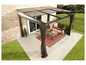 Eine Aluminium-Pergola mit Glasdach und Seitengardinen