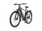 Graues Elektro-Mountainbike mit Stollenreifen und Gepäckträger.