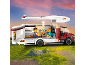 Spielzeug-Wohnmobil mit aufklappbarem Dach und Seitenwand, zwei Figuren und Zubehör.