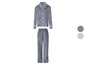 Ein graues Pyjama-Set mit langen Ärmeln.