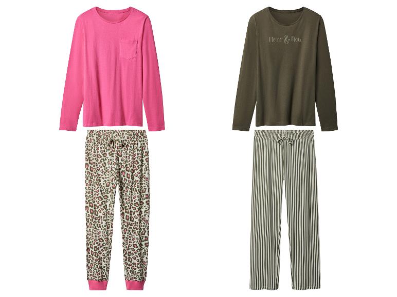Zwei Sets Damenpyjamas: eines pinkfarben mit Leopardenmusterhose, eines olivgrün mit gestreifter Hose.