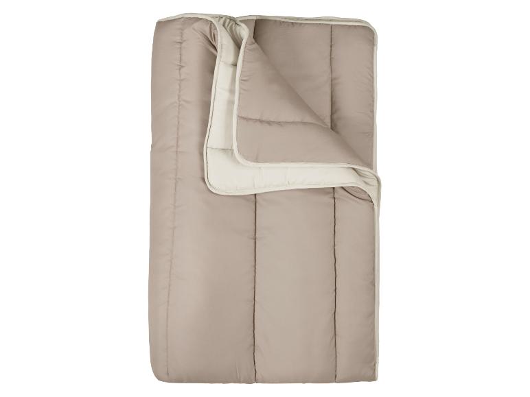 Beiger Schlafsack mit hellem Innenfutter, zur Hälfte gefaltet