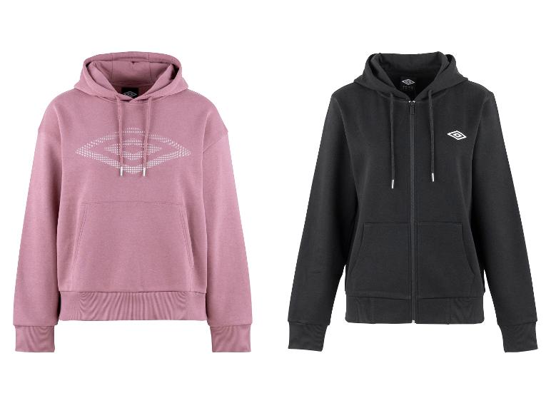 Zwei Hoodies, ein rosa Pullover mit großem Rautenmuster und eine schwarze Reißverschlussjacke.