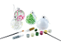 Weihnachtskugel-Bastelset mit Farben, Pinseln und Glitzer.