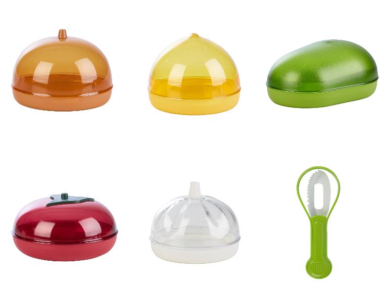 Set aus Plastikbehältern für Obst und Gemüse mit einem Gemüseschäler.