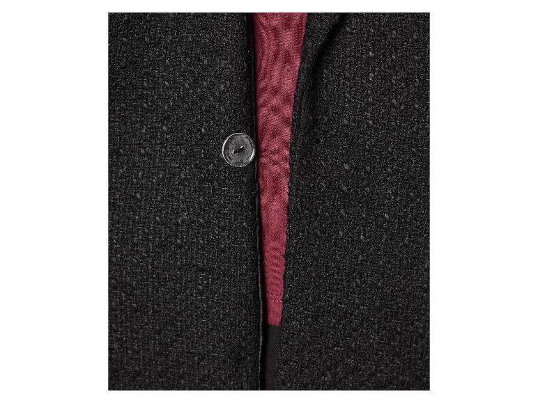 Detail einer schwarzen Strickjacke mit Knopf und einem bordeauxroten Shirt.