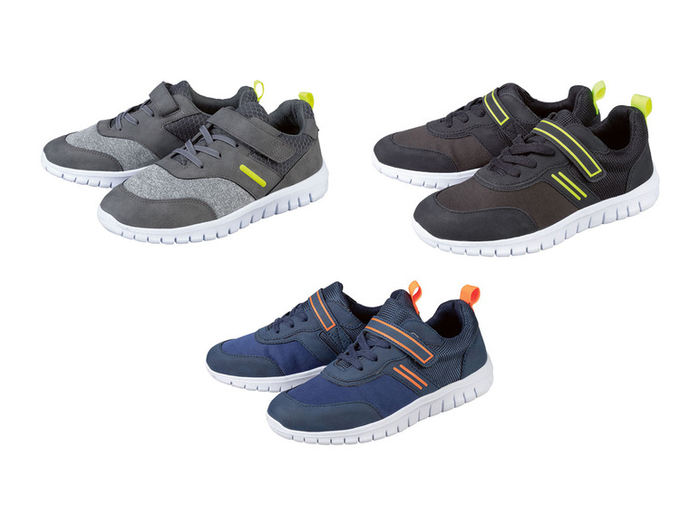 Drei Paar Sneakers mit Klettverschluss, in Grau, Dunkelblau und Blau.