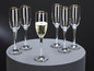 Ein Set Champagnergläser mit goldenen Rändern.