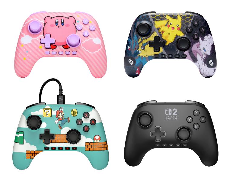 Vier Gamecontroller: rosa mit einer Zeichentrickfigur, schwarz mit Zeichentrickfiguren, blau mit einer Zeichentrickfigur und schwarz.