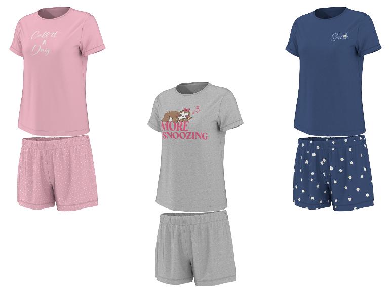 Drei Damen-Pyjama-Sets: rosa mit „Call it a Day“, grau mit Faultier und marineblau mit Gänseblümchen.