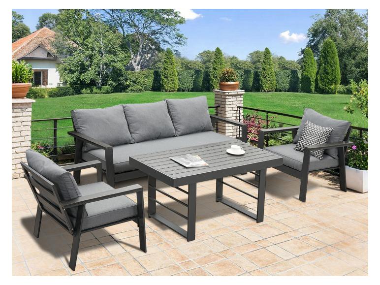 Graue Gartenmöbelgarnitur mit Sofa, zwei Sesseln und Tisch auf einer Terrasse.
