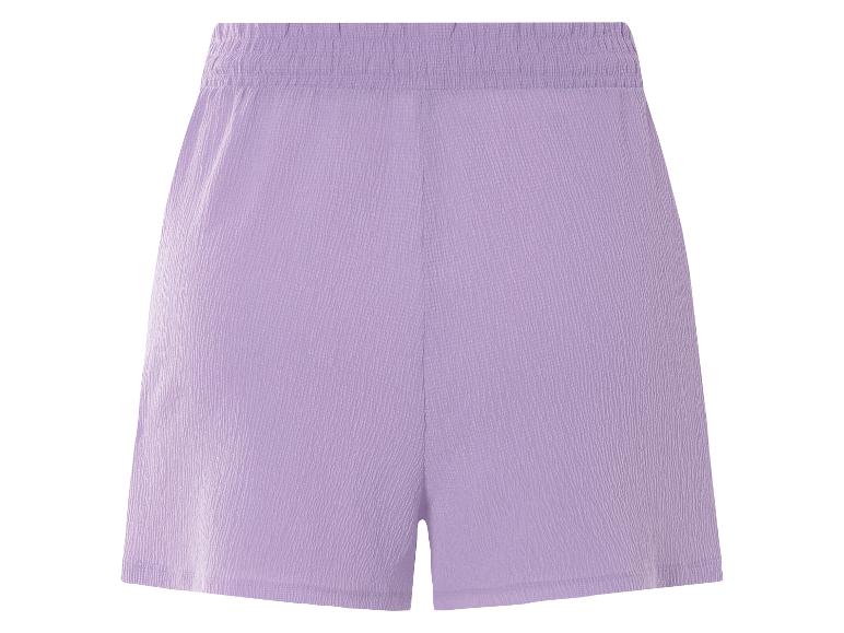 Lilafarbene Shorts mit elastischem Bund.