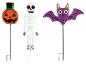 Halloween-Dekorationen: Kürbis, Skelett und Fledermaus auf Stäben.